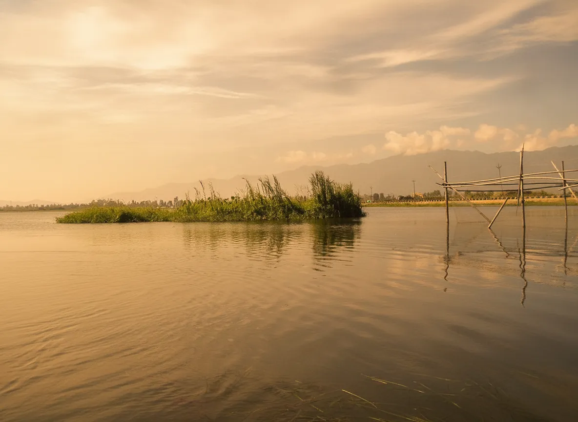 Imagine an entire community living on islands that literally float across the surface of a vast freshwater lake, their homes drifting with the currents.